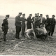 West- und ostdeutsche Polizisten bei der Spurensicherung auf DDR-Gebiet